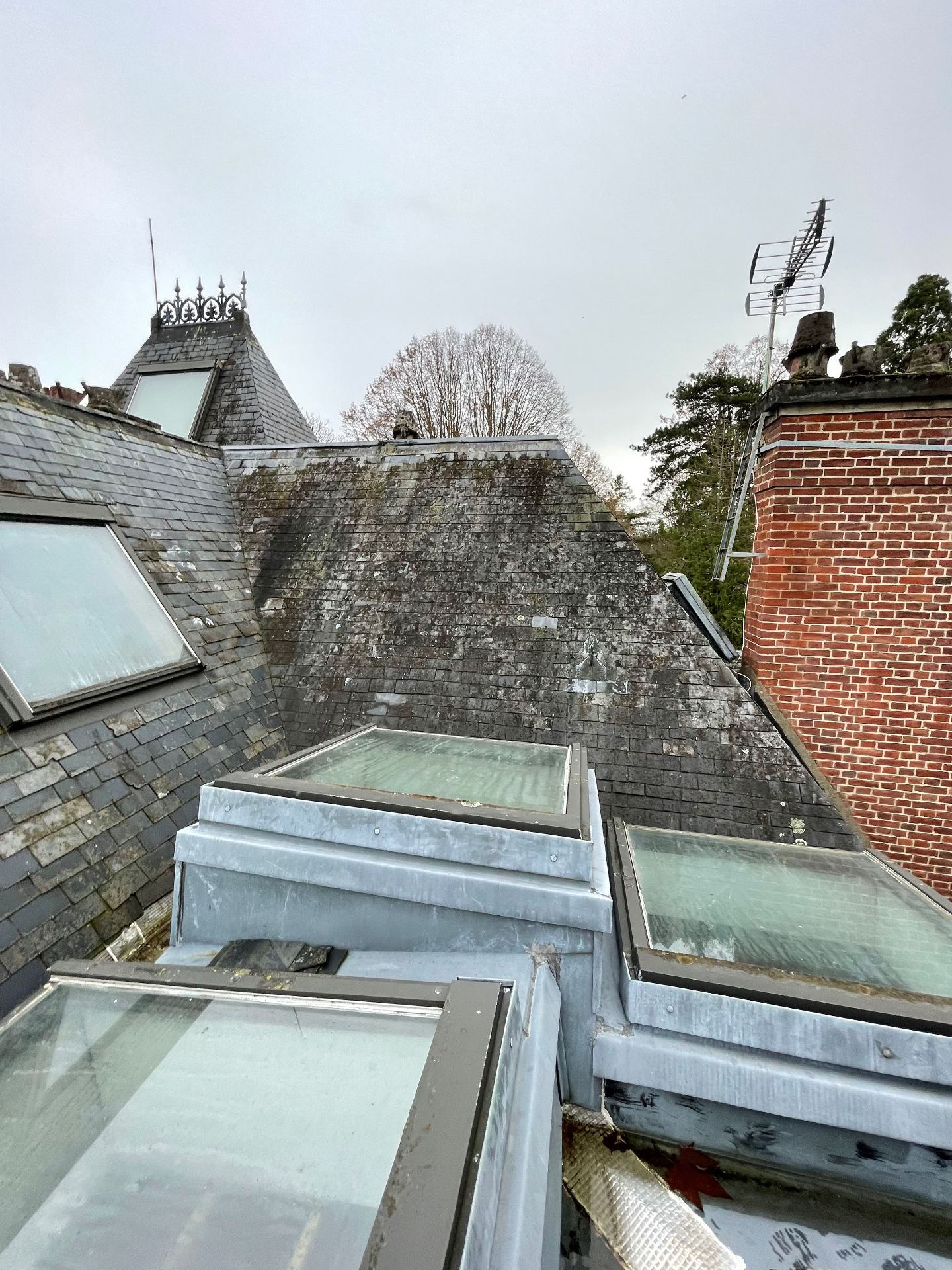 Toiture en ardoise avant rénovation — vue depuis le faîtage