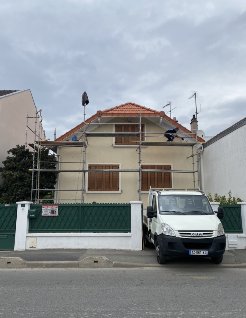 Chantier en cours avec échafaudage